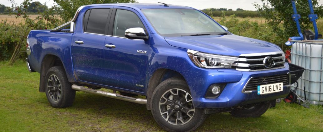 Ranger vs Hilux 2016