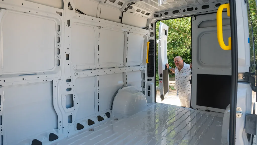 Iveco eSuperJolly load bay