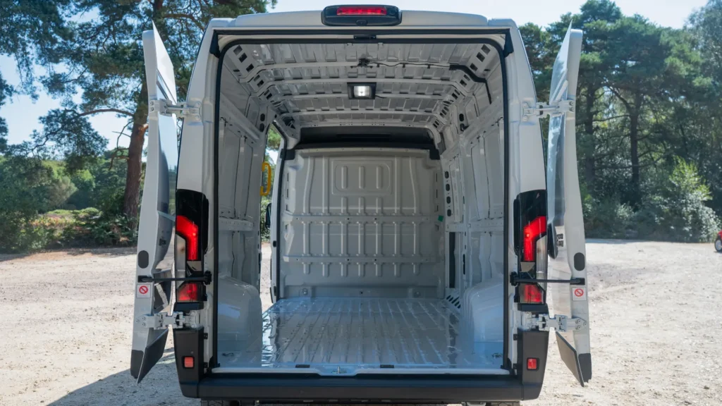 Iveco eSuperJolly cargo bay